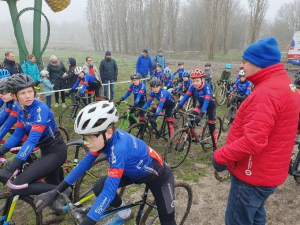 Afbeelding met persoon, Fietshelm, Fietswiel, wielAutomatisch gegenereerde beschrijving