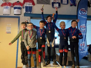 Afbeelding met kleding, persoon, schoeisel, groepAutomatisch gegenereerde beschrijving