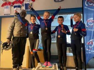 Afbeelding met kleding, persoon, schoeisel, muurAutomatisch gegenereerde beschrijving