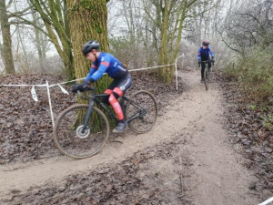 Afbeelding met buitenshuis, Fietswiel, wiel, LandvoertuigAutomatisch gegenereerde beschrijving