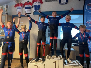 Afbeelding met persoon, kleding, Sportuniform, overdektAutomatisch gegenereerde beschrijving