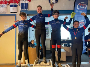 Afbeelding met persoon, kleding, schoeisel, muurAutomatisch gegenereerde beschrijving